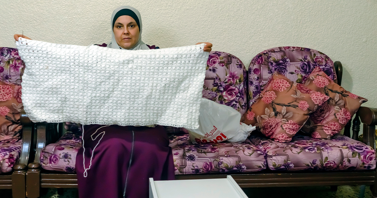 Zuzan uses her craft skills to provide for her family.  © UNHCR/Hazm Almazouni