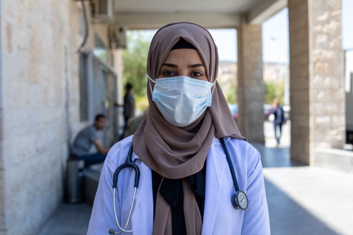 Dr Basma, a Yemeni refugee, now working as a refugee doctor near Jordan through UNHCR's initiative