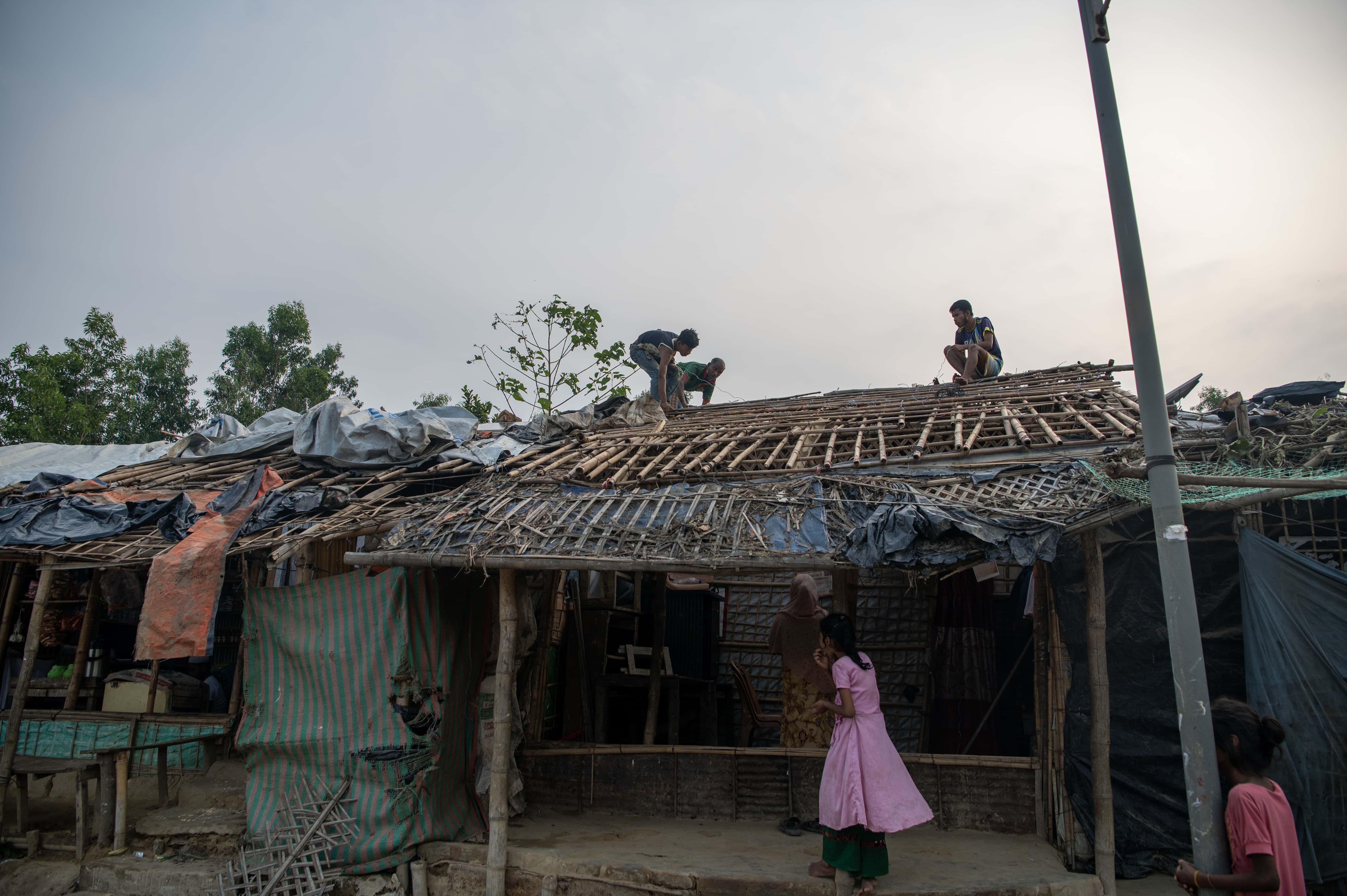 Bangladesh_Cyclone-Mocha-Refugees-Repair-Homes