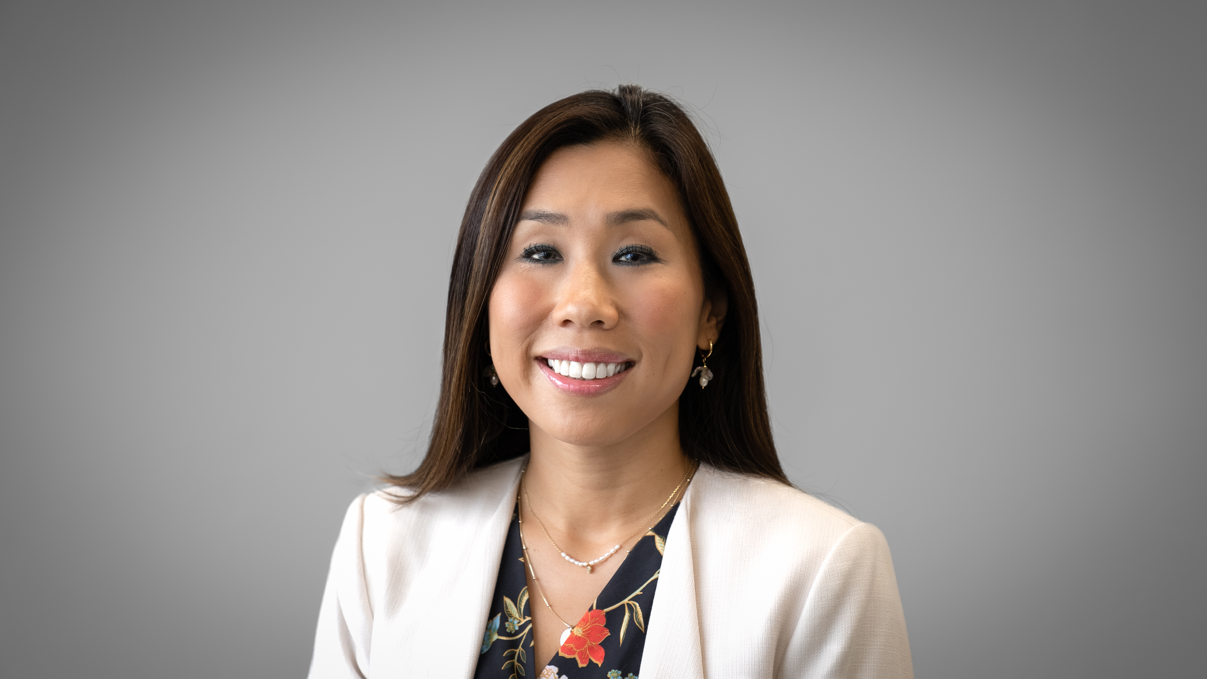 Lynn Dang Corporate Headshot