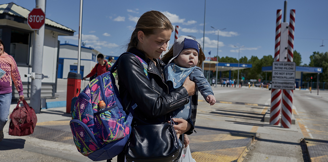Ukrainian refugee mother and child enter Moldova. © UNHCR/Andrew McConnell