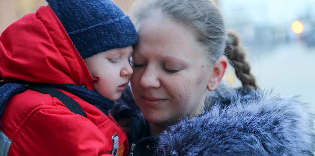 A mother hugs her child at at Moldovan border © UNHCR/Caroline Bach