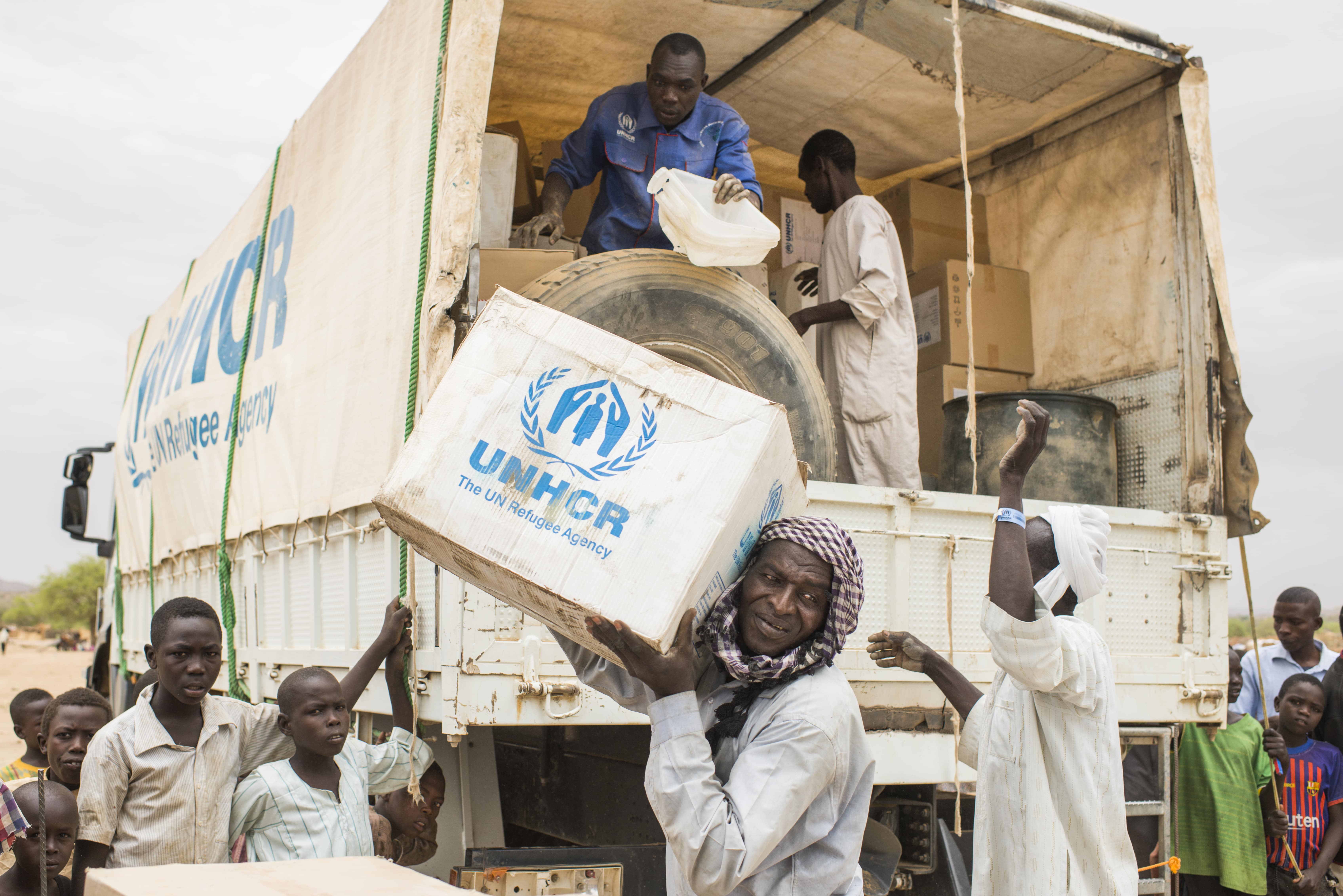 Hundreds of newly arrived Sudanese refugees wait for the distribution of UNHCR relief kits