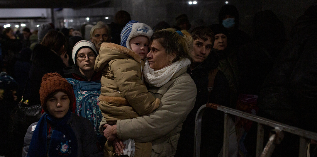Mother holds baby © UNHCR / Valerio Muscella